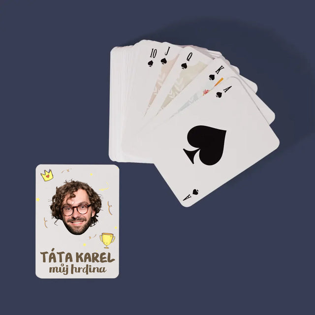 Fotka A Textem: Hrdina Táta - Hrací Karty