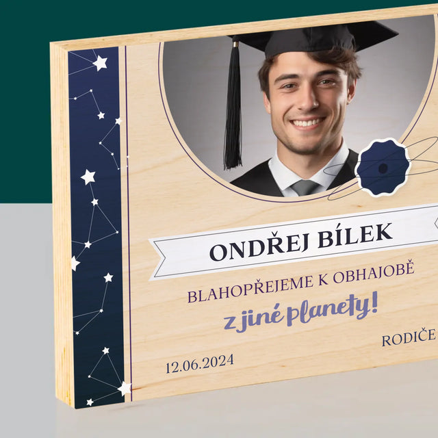 Fotka A Textem: Blahopřejeme K Obhajobě - Tisk Na Dřevo