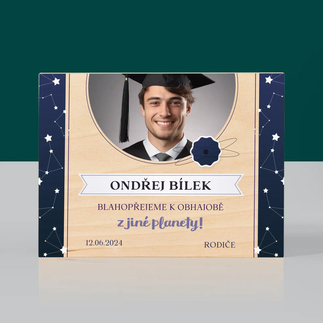 Fotka A Textem: Blahopřejeme K Obhajobě - Tisk Na Dřevo