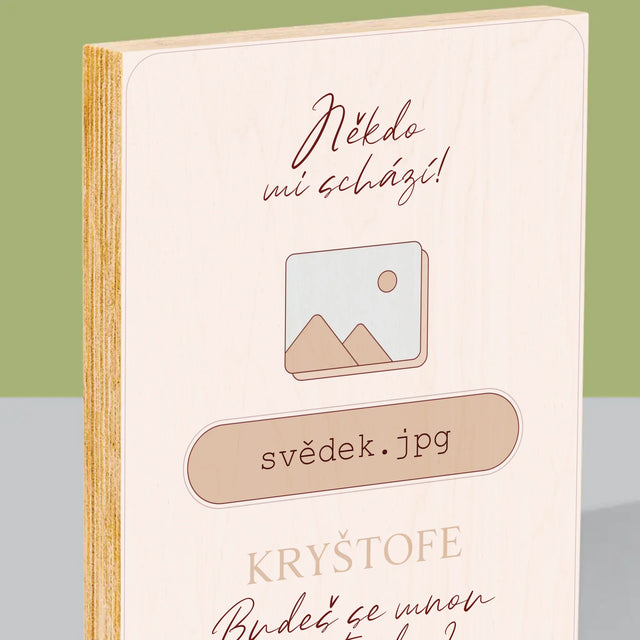 Jméno A Nápis: Někdo Mi Schází Svědek - Tisk Na Dřevo