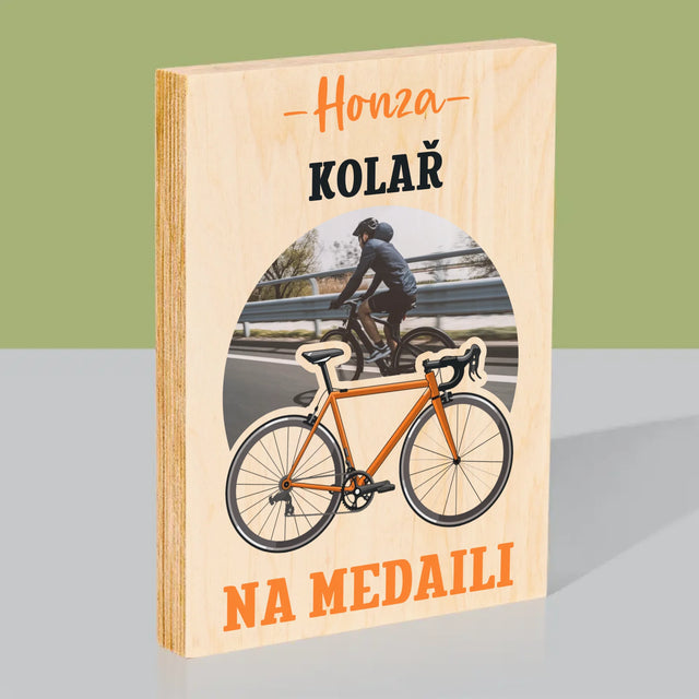 Foto a popis: Cyklista oceněný medailí - tisk na dřevo | CZ