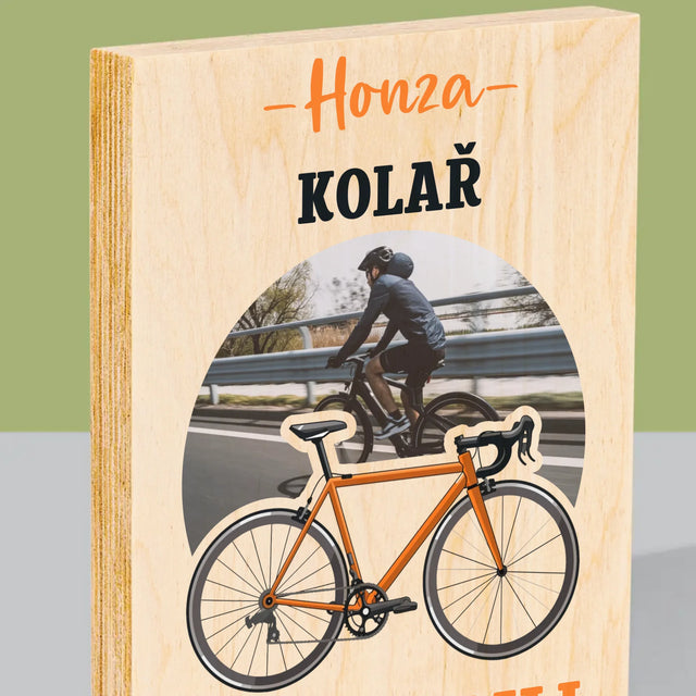 Foto a popis: Cyklista oceněný medailí - tisk na dřevo | CZ