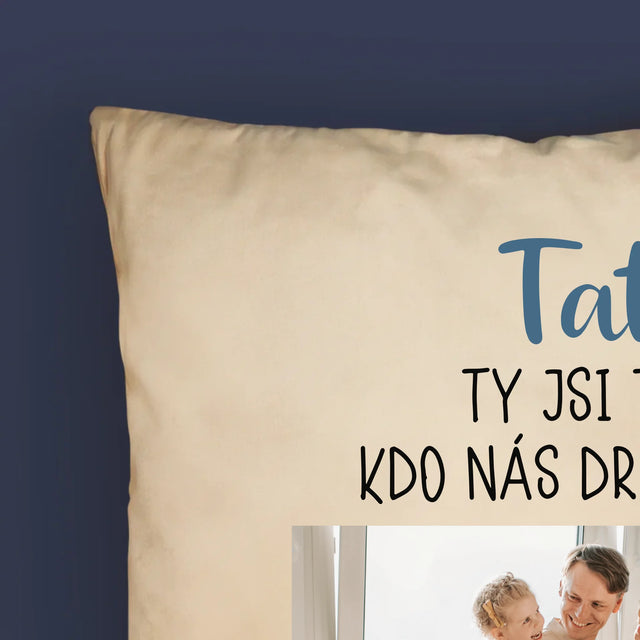 Fotka A Textem: Tati, Ty Jsi Ten, Kdo Nás Drží Spolu - Polštář