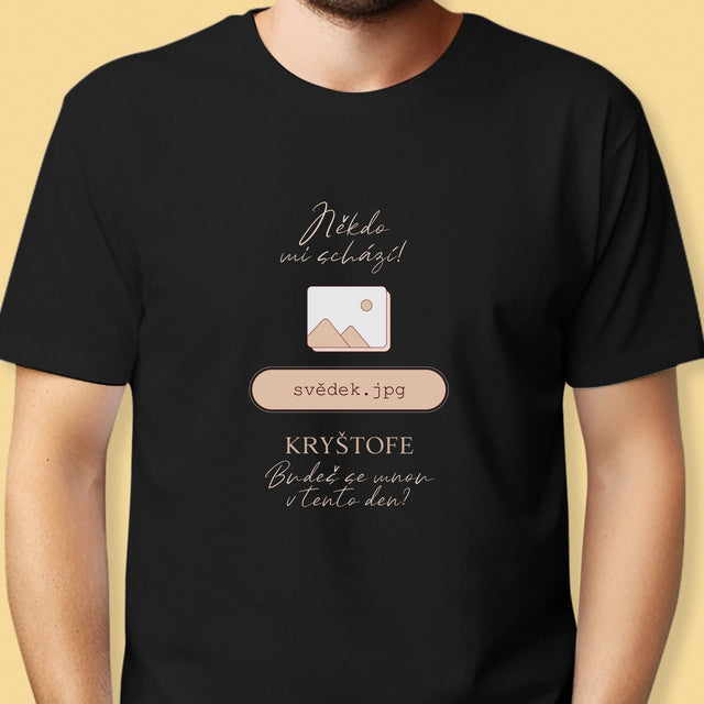 Jméno A Nápis: Někdo Mi Schází Svědek - Pánské Tričko