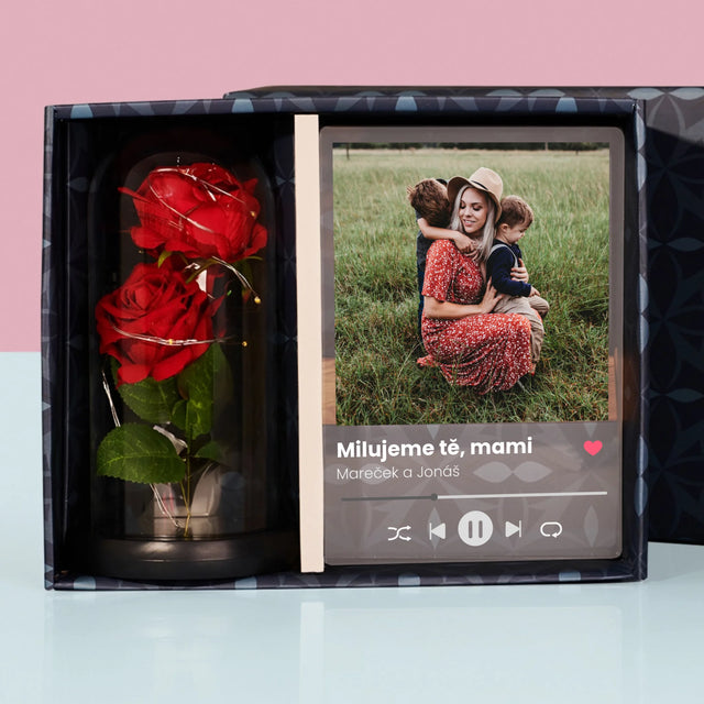 Fotka S Textem: Milujeme Tě, Mami - Dárková Sada S Tiskem Na Akrylovém Skle A Věčnou Růží