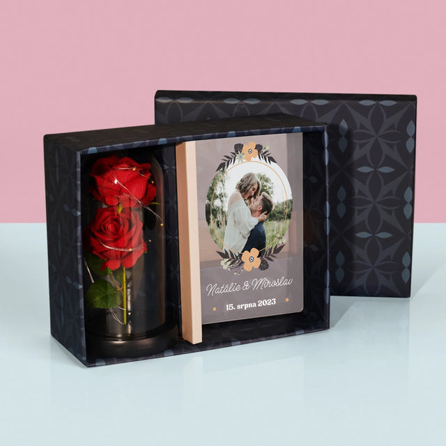Fotka S Textem: Zamilovaní - Dárková Sada S Tiskem Na Akrylovém Skle A Věčnou Růží