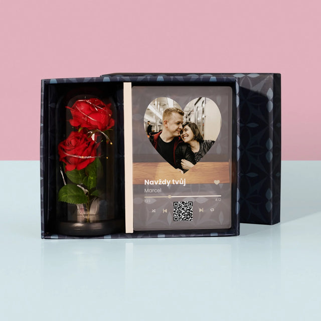Fotka S Textem: Naše Píseň Na Qr - Dárková Sada S Tiskem Na Akrylovém Skle A Věčnou Růží