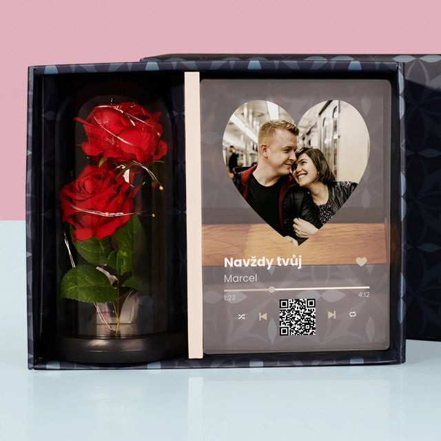 Fotka S Textem: Naše Píseň Na Qr - Dárková Sada S Tiskem Na Akrylovém Skle A Věčnou Růží