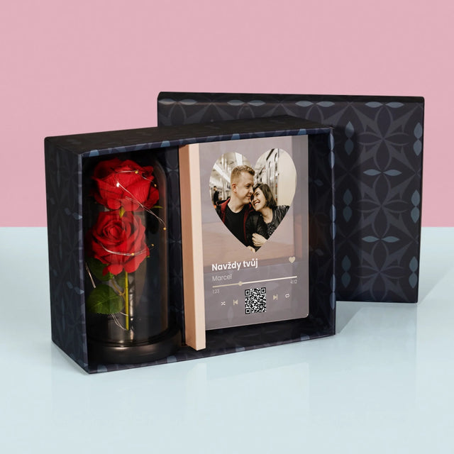 Fotka S Textem: Naše Píseň Na Qr - Dárková Sada S Tiskem Na Akrylovém Skle A Věčnou Růží