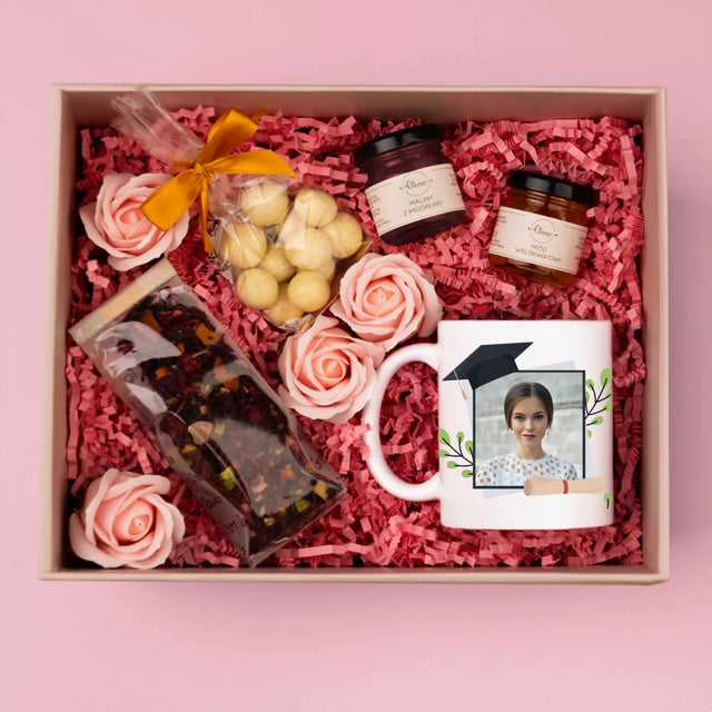 Fotka S Textem: Gratulujeme Paní Magisterko - Dárková Sada S Hrnkem, Čajem A Sladkostmi