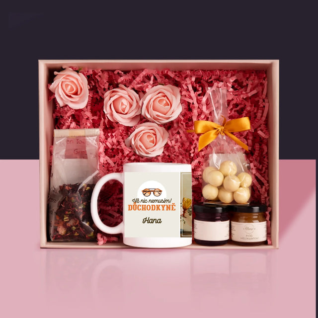 Fotka S Textem: Už Nic Nemusím! Důchodkyně - Dárková Sada S Hrnkem, Čajem A Sladkostmi