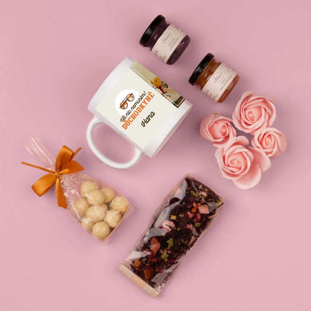 Fotka S Textem: Už Nic Nemusím! Důchodkyně - Dárková Sada S Hrnkem, Čajem A Sladkostmi