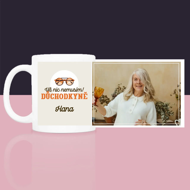 Fotka S Textem: Už Nic Nemusím! Důchodkyně - Dárková Sada S Hrnkem, Čajem A Sladkostmi