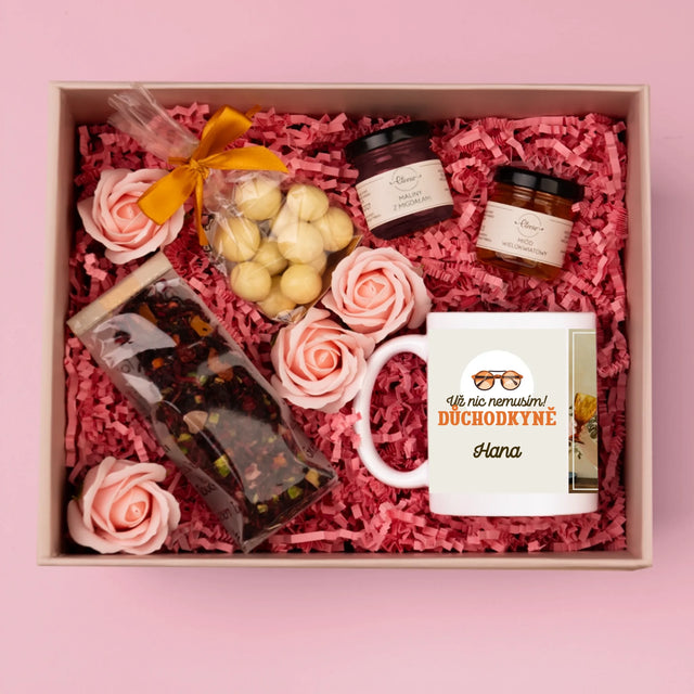 Fotka S Textem: Už Nic Nemusím! Důchodkyně - Dárková Sada S Hrnkem, Čajem A Sladkostmi