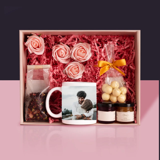 Fotokoláž: 2 Fotky - Dárková Sada S Hrnkem, Čajem A Sladkostmi
