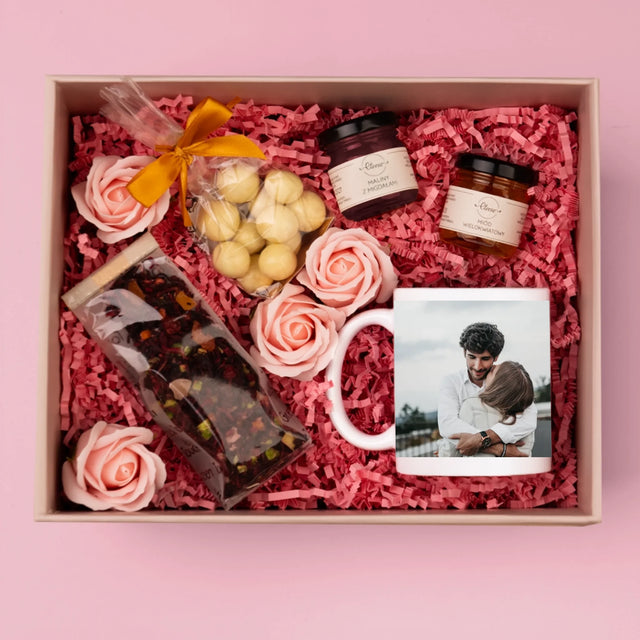 Fotokoláž: 2 Fotky - Dárková Sada S Hrnkem, Čajem A Sladkostmi