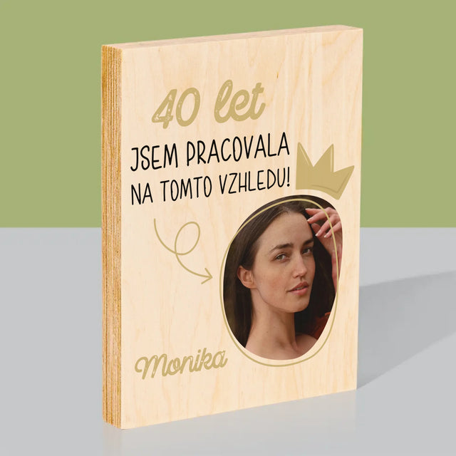Fotka S Textem: 40 Let Jsem Pracovala Na Tomto Vzhledu - Tisk Na Dřevo