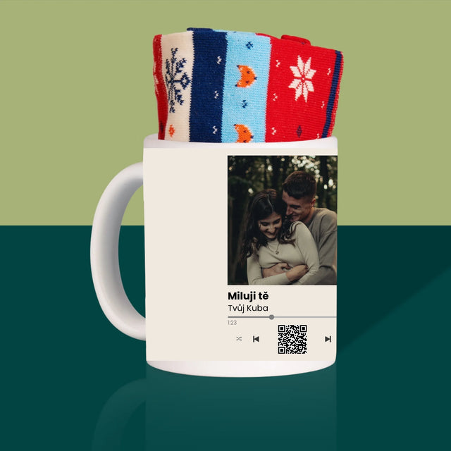 Fotka S Textem: Spotify S Kódem Qr - Zimní Ponožky V Hrnku