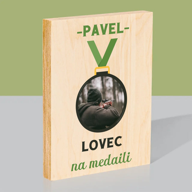 Fotka S Textem: Lovec Na Medaili - Tisk Na Dřevo