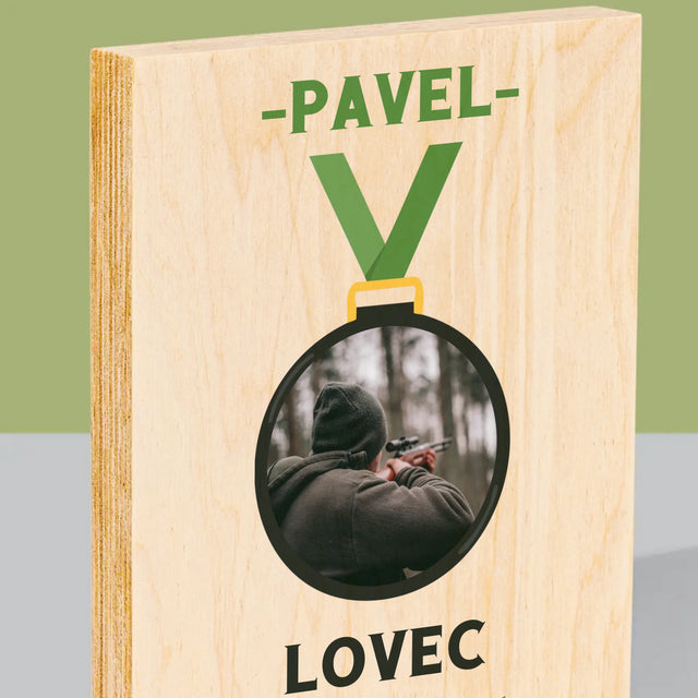 Fotka S Textem: Lovec Na Medaili - Tisk Na Dřevo