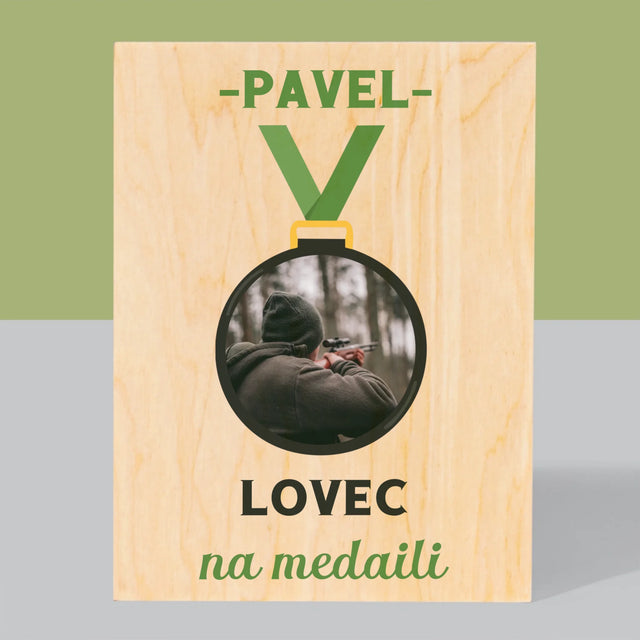 Fotka S Textem: Lovec Na Medaili - Tisk Na Dřevo